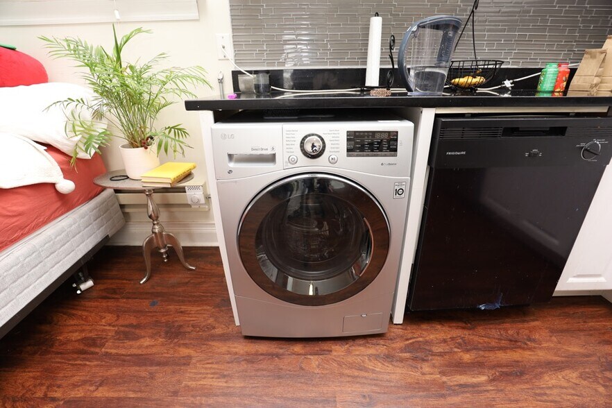 Building Photo - 2120 N Dayton St