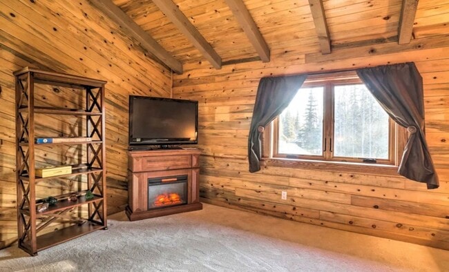 Building Photo - SEASONAL 4bd 2ba log home