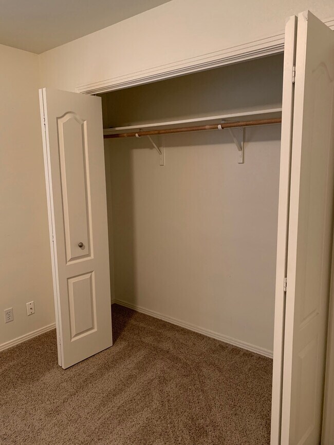 Building Photo - Cute centrally located home