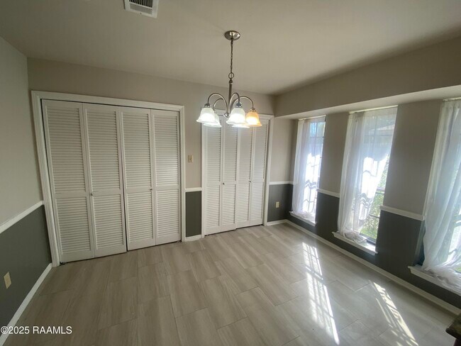 Building Photo - 2437 Bernwood Dr