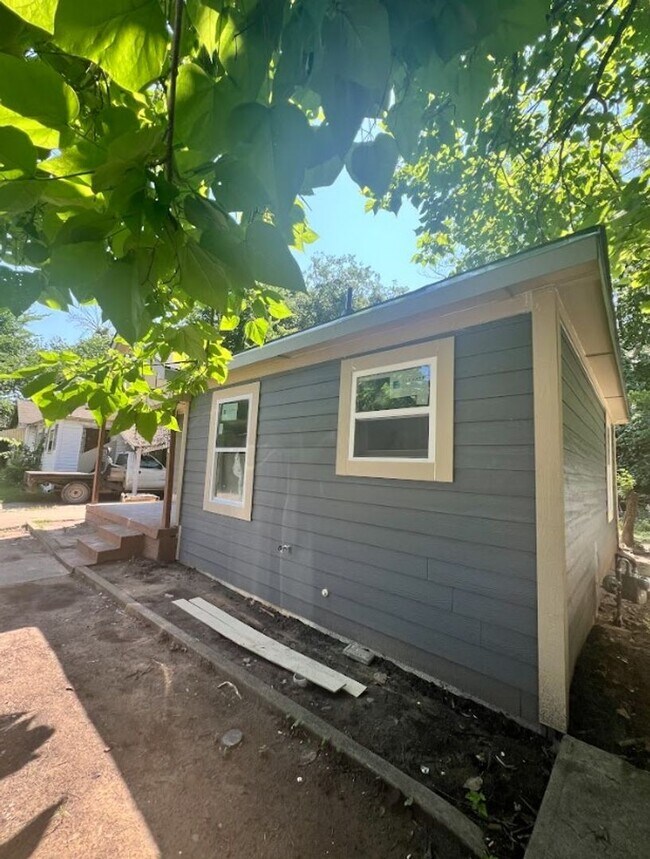 Building Photo - Coming Soon! 2 Bed 1 Bath Home for Rent in...