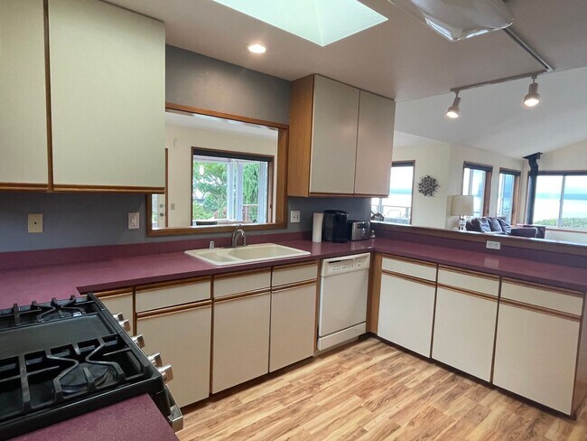 Building Photo - Windmill Heights Home With Community Beach...