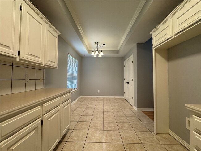 Building Photo - 4905 Hawthorne Way