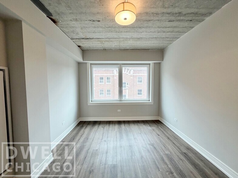Building Photo - 938 W Carmen Ave