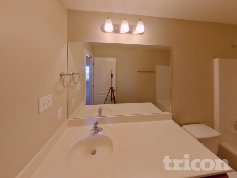 Building Photo - 3204 Dizzy Dean Dr