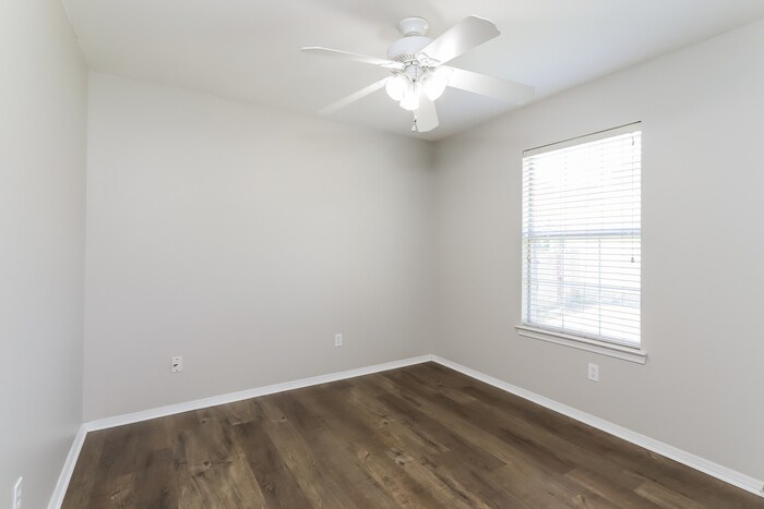 Building Photo - 2106 Cherry Creek Cir