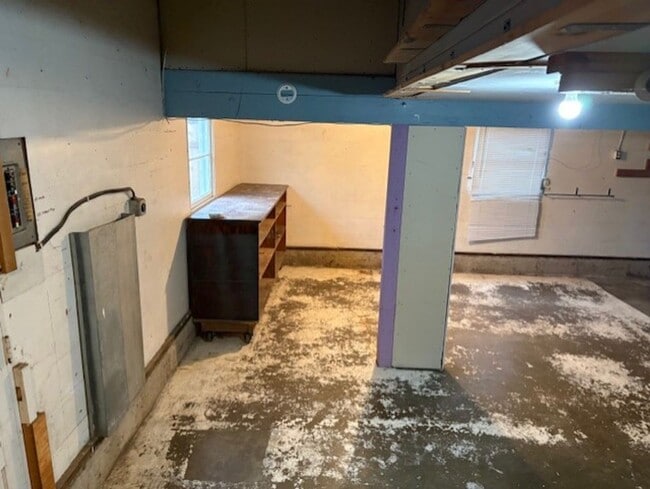 Building Photo - Charming home with large bedrooms