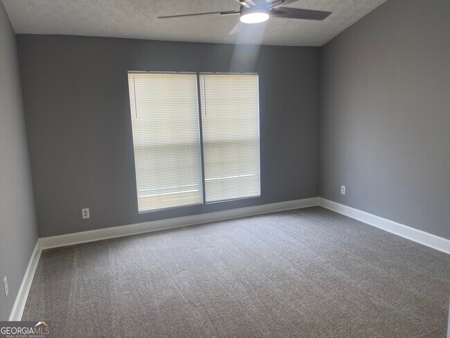 Building Photo - 320 Willow Springs Dr