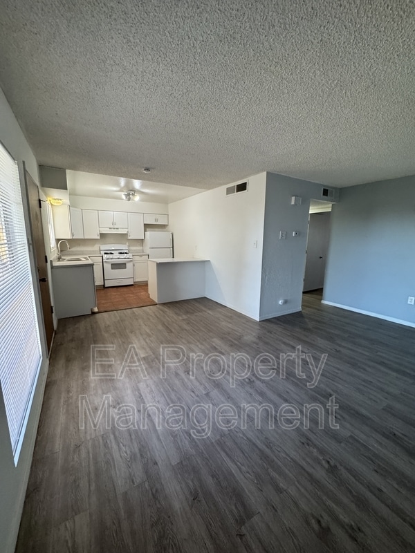 Building Photo - 1212 Chelwood Park Blvd NE