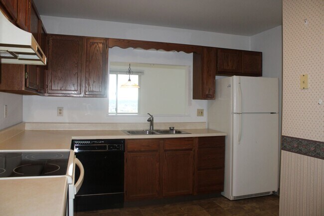 Building Photo - 2 Bedroom Townhome with Attached Garage