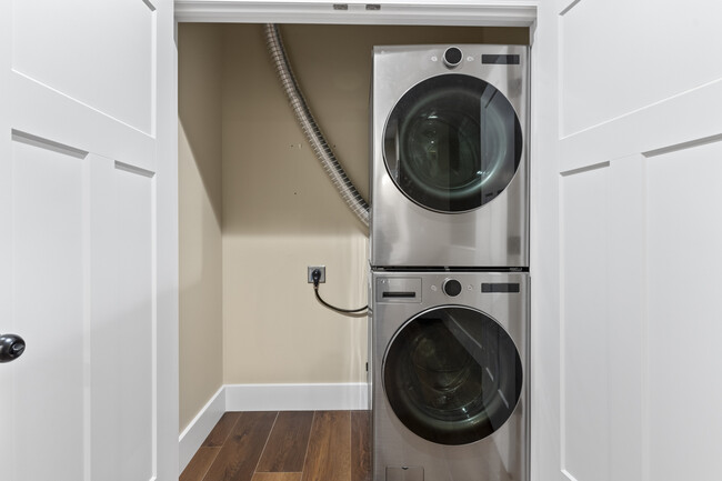 Building Photo - 5424 Delmar Ct