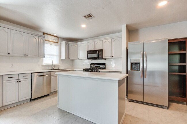 Building Photo - Charming 4-Bedroom Home in The Village – U...