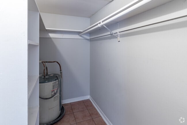 1BR, 1BA - 632 SF - Country Club Manor