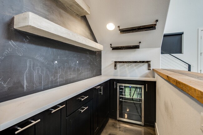 Building Photo - 612 S 58th Ct