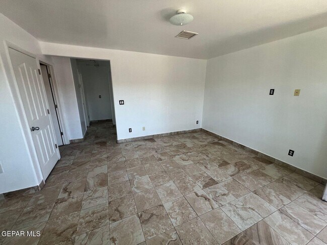 Building Photo - 540 S Yarbrough Dr