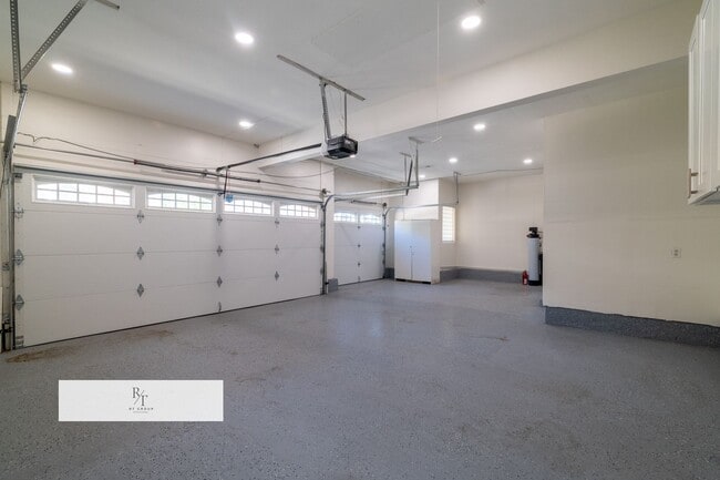 Building Photo - Stunning Remodeled Home in Walnut Valley U...