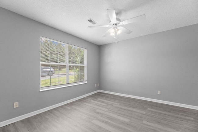 Building Photo - Updated One Level 2 Bedroom / 2 Full Bath ...