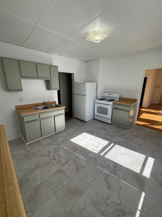 Building Photo - ALL Utilities Included with Rent! South-si...