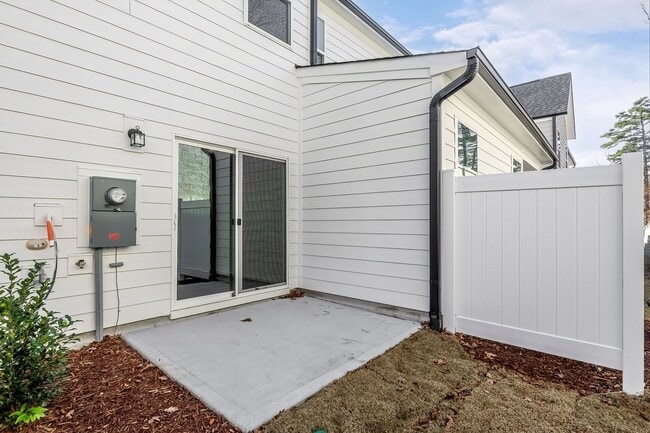 Building Photo - Updated Townhome with 1 Car Garage - close to Southpoint!