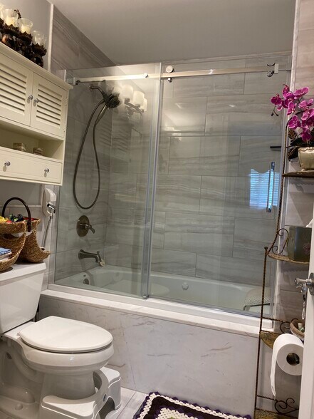 Building Photo - 493 Castle Dr