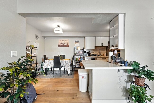 Building Photo - Beautifully Updated 1 Bed, 1 Bath Rental -...