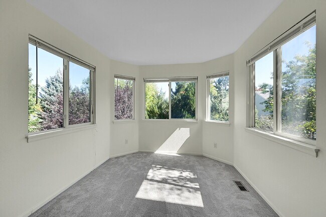 Building Photo - $3,095.00, 3-bed, 3.5-bath with bonus room...