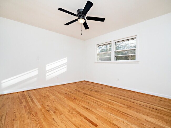 Building Photo - "Charming 3-Bed Home with Gleaming Hardwood Floors on Sheffield Road!"