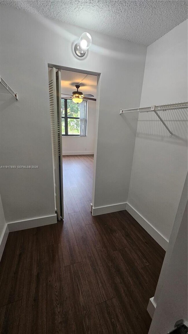 Building Photo - 105 Lake Emerald Dr