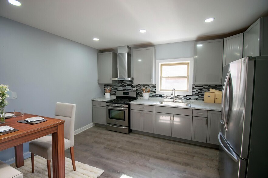 Picture Virtually staged to show the possibilities - 4921 W Addison St