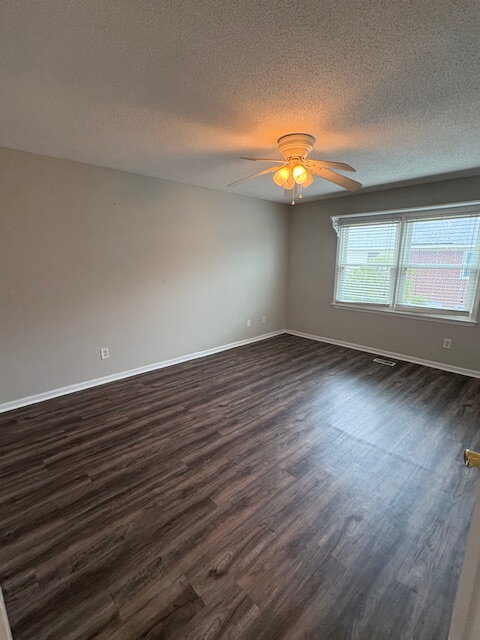 Building Photo - "Charming 3-Bedroom Townhouse with 2.5 Bat...