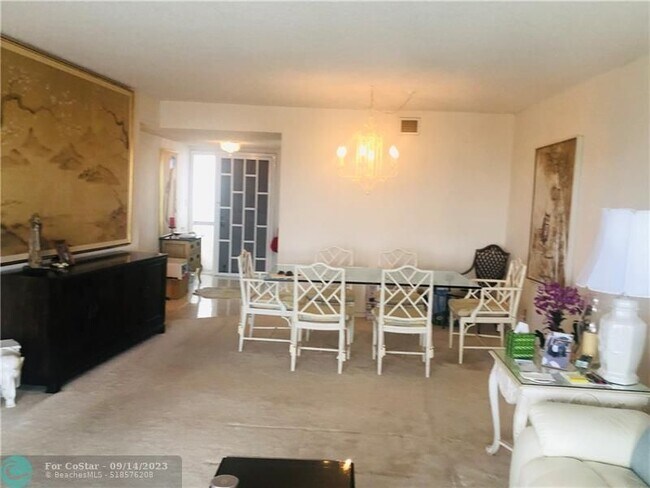 Building Photo - 1523 E Hillsboro Blvd