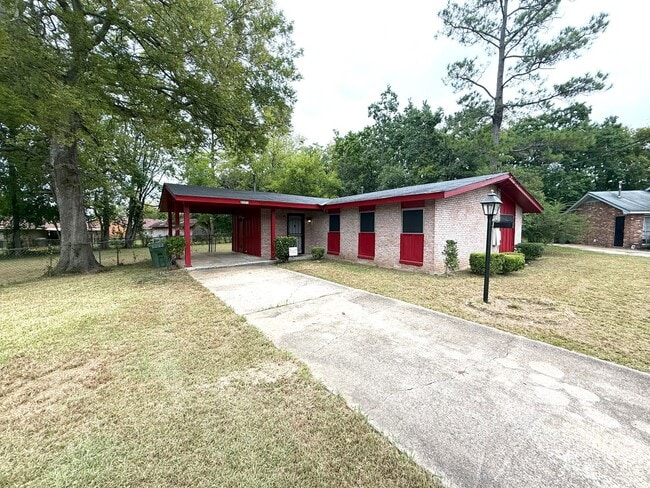 Primary Photo - ** 3 Bed 1.5 Bath Located in South Lawn** ...
