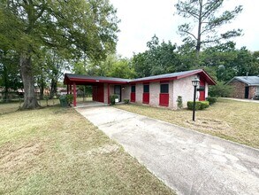 Building Photo - ** 3 Bed 1.5 Bath Located in South Lawn** ...