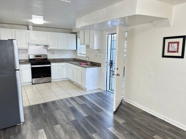 Building Photo - 1317