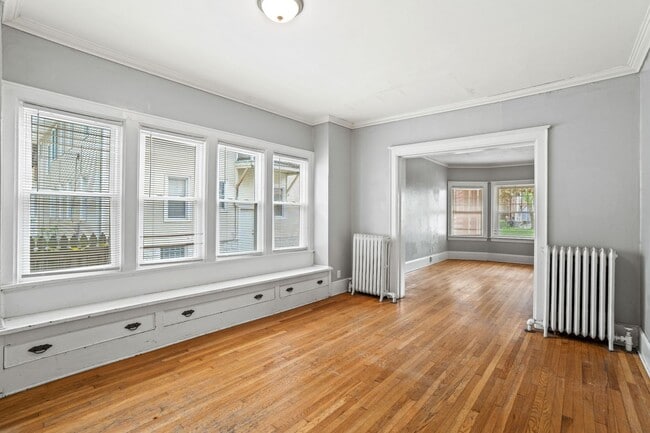 Building Photo - 2118 E Linnwood Ave