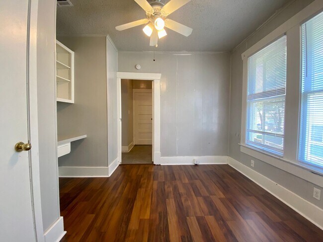 Building Photo - 30th-407 E