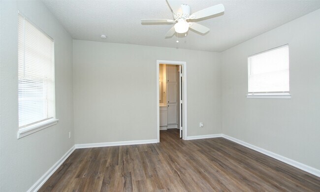 Building Photo - 6110 Glen Lee Dr