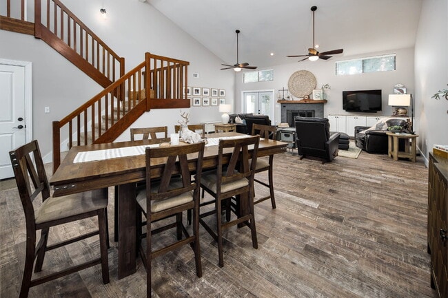 Building Photo - "Charming and Updated 3-Bed end unit townh...