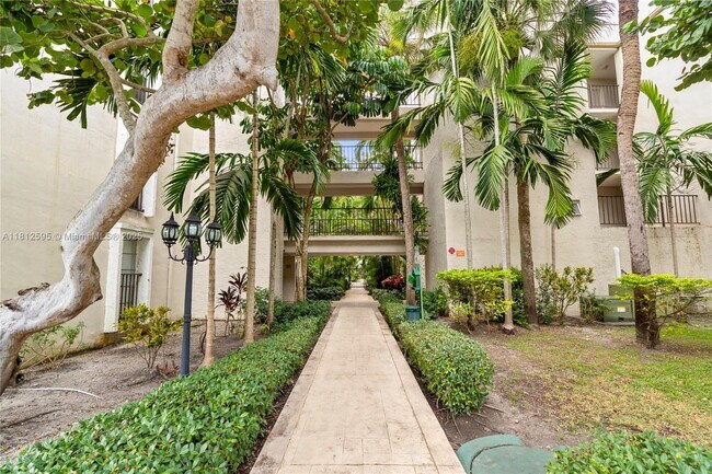 Building Photo - 6886 N Kendall Dr