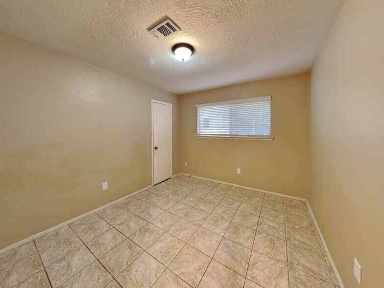 Building Photo - 22606 Meadowgate Dr