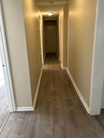 Hallway - 522 Lee St
