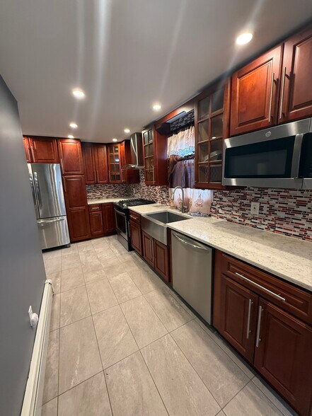 Building Photo - 25 Melrose Pl