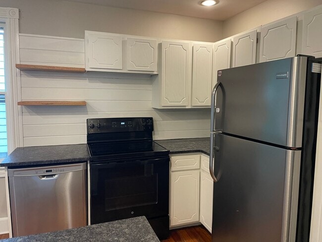 Building Photo - Charming & Spacious 3-Bedroom Home in the ...