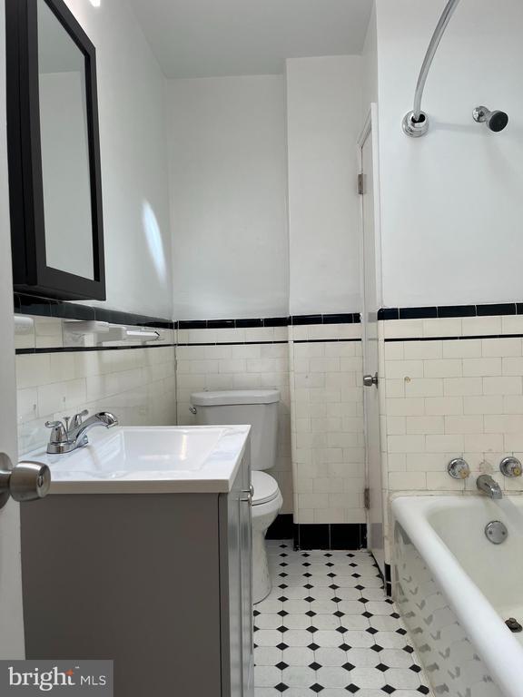 Building Photo - 1323 Gilham St