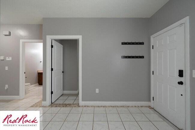 Building Photo - Ground-Level 2 Bedroom Condo. Pet Friendly!