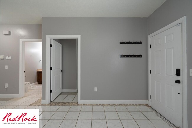 Building Photo - Lovely 2 Bedroom Condo. Pet Friendly!