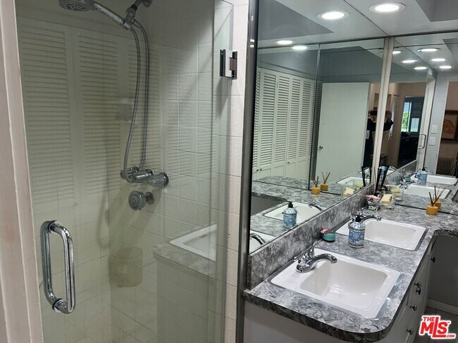 Building Photo - 352 S Wetherly Dr