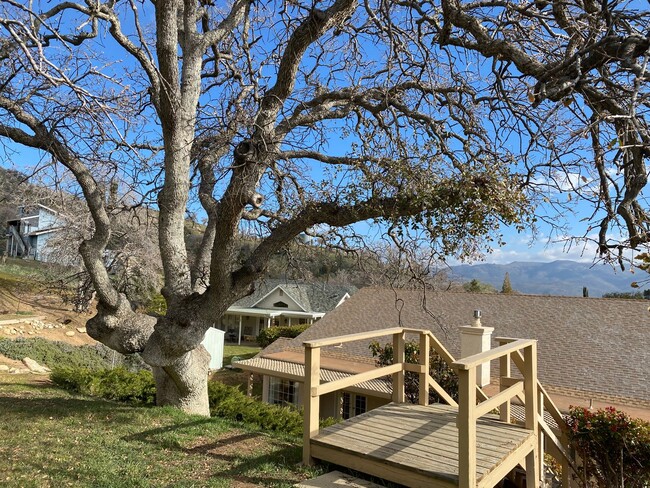 Building Photo - Mountain views