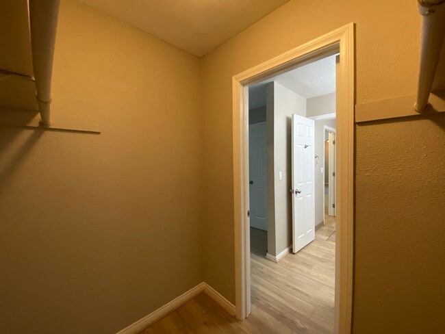 Building Photo - 2 Bedroom Condo in Arbor Hills Gated Community