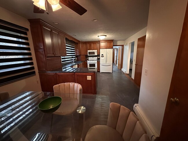 Building Photo - Welcome to this gem located in the heart of Perry township!